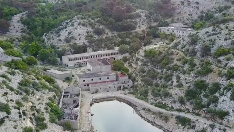 Niko ne zna zašto su Britanci u tajnosti donijeli dronove i snimali zatvor na Golom otoku