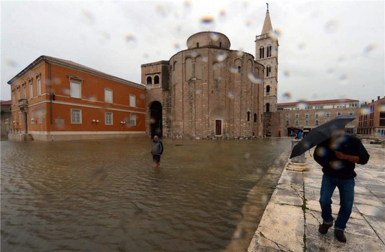 Zadar je doslovno pod vodom, potopljene su ulice, bolnica, shopping centar