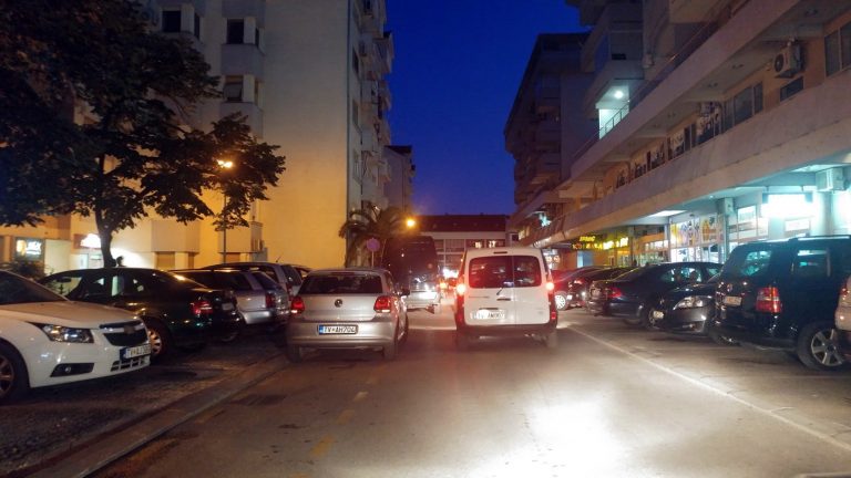 Tivat – ulice  zakrčene nepravilno parkiranim automobilima