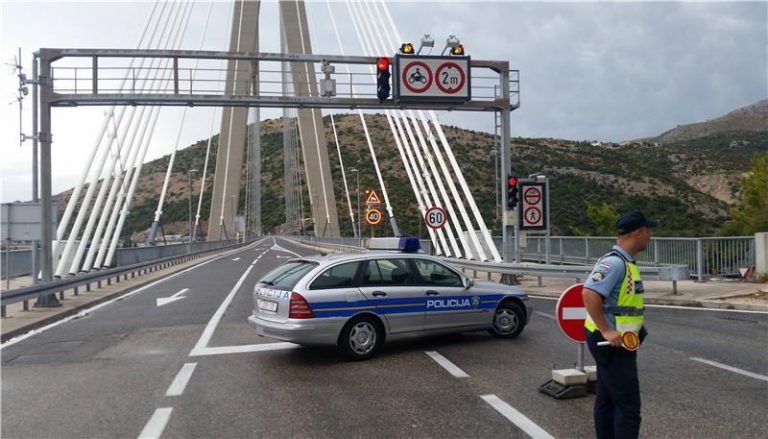 Bura zatvorila most preko Rijeke dubrovačke, otkazani letovi s Čilipa
