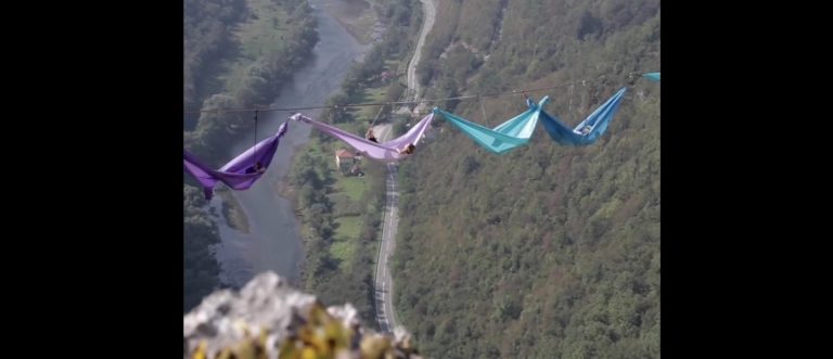 Festival u BiH je nešto najekstremnije što smo vidjeli – ekipa leži u vrećama na 200 metara od tla