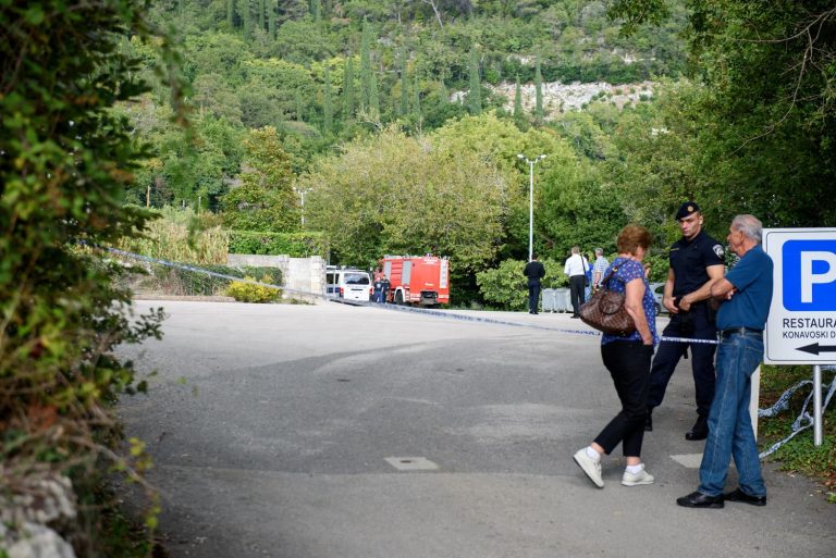 Bizarna smrt – vozio u rikverc pregazio turiste…