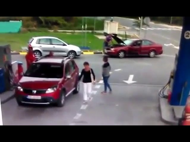 Herceg Novi – Automobil se zapalio na pumpi (video)