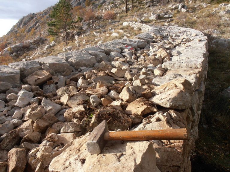 Volonteri popravljali stari kameni put na Orjenu