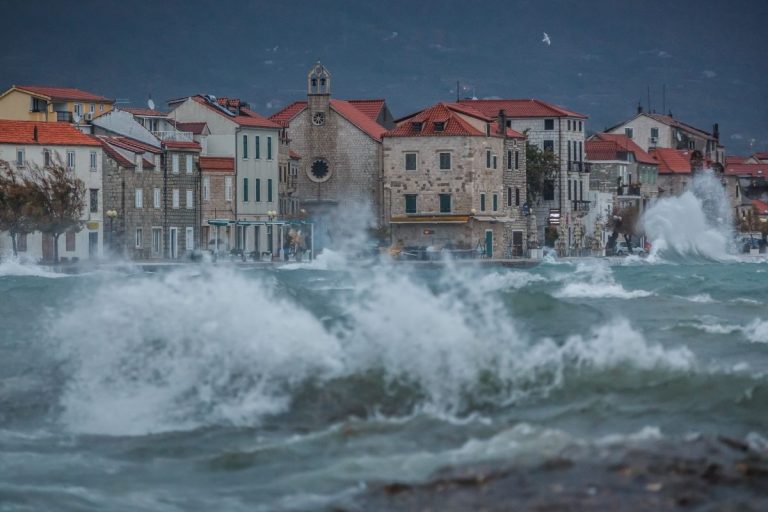 Ciklona u Dalmaciji – Udari juga preko 100km/h, višemetarski valovi i obilna kiša
