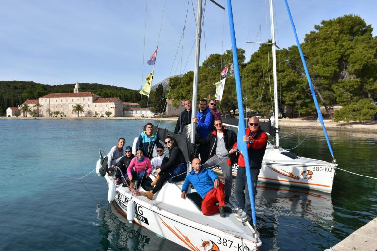 Budući profesori jedrenja krstare oko Korčule