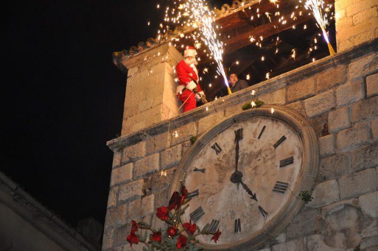 Kotor – niz gradski sat stigao Djed Mraz – foto