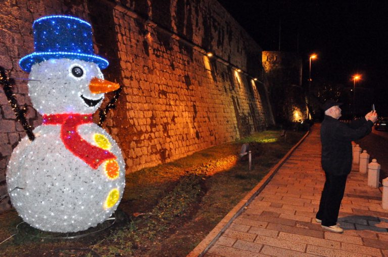 Kotor oblači novogodišnje ruho – foto