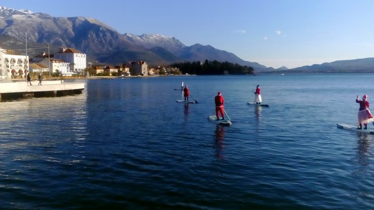 Ubučeni u Djeda Mraza uživali u Stand up paddlingu