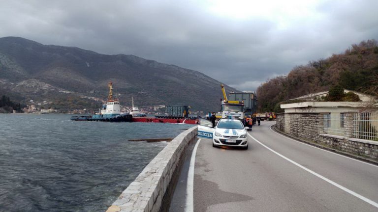 Obustave saobraćaja i usporen promet  zbog vanrednog prevoza energetskih transformatora
