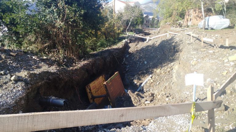 Zbog izgradnje kanalizacije, mjesec dana bez prilaza kući, šest autombila zarobljeno…
