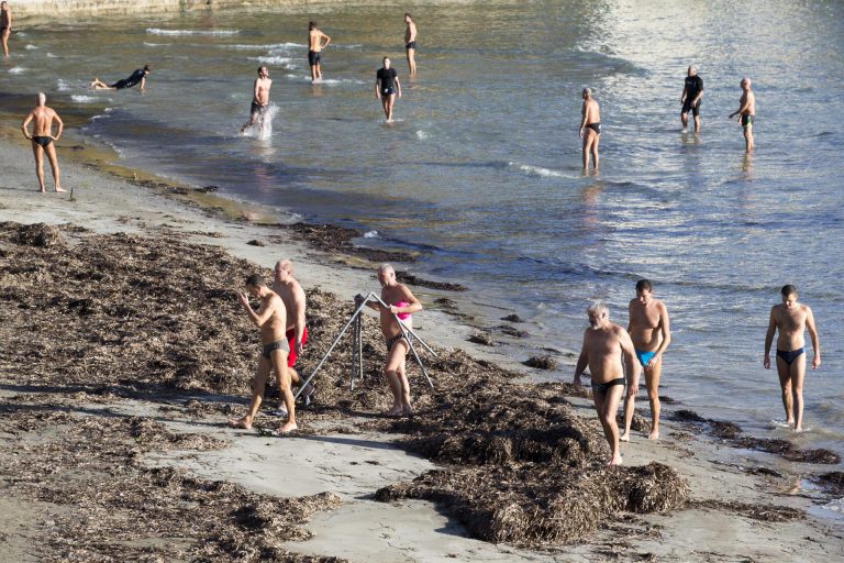 Splićani jedva dočekali sunčan dan nakon kiša i južine: hrabriji su se odmah ‘bacili’ u more