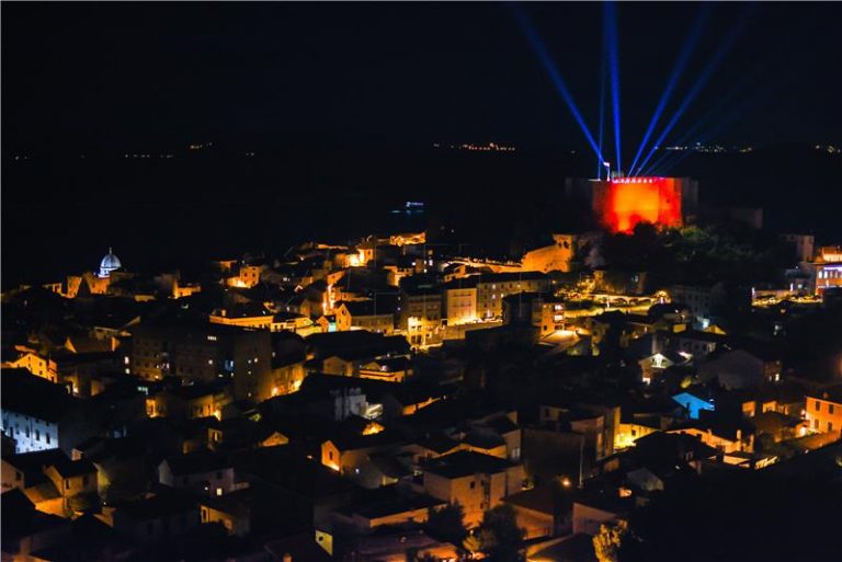 Na šibenskoj tvrđavi sv. Mihovila laserom upaljena prva adventska svijeća