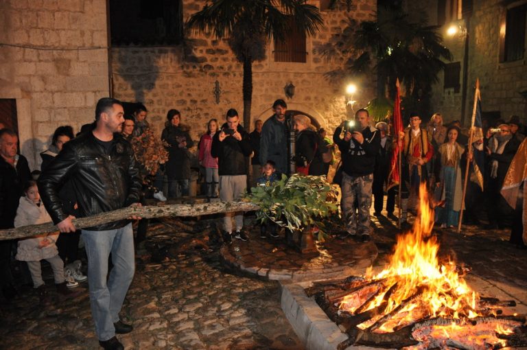 Pravoslavni vjernici naložili badnjake (foto Kotor, Tivat)