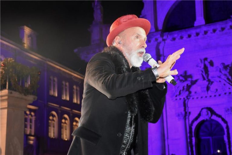 Dubrovčani i gosti Novu 2018. dočekali na prepunom Stradunu