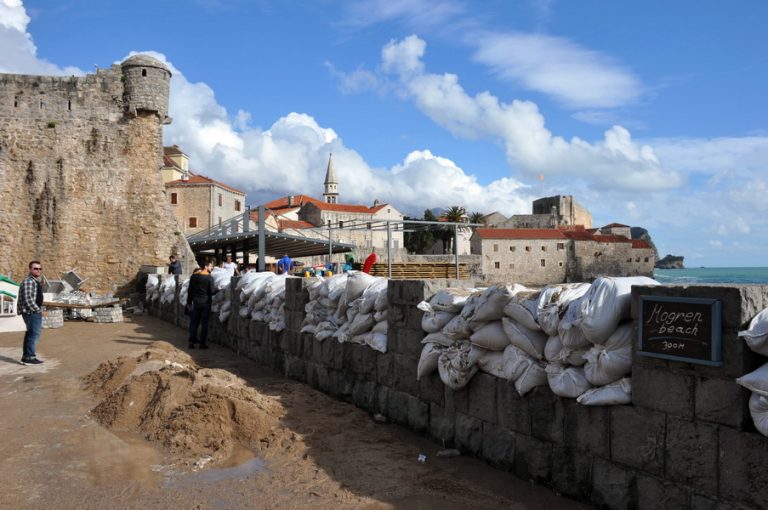 Budva nakon plimnog vala (foto)