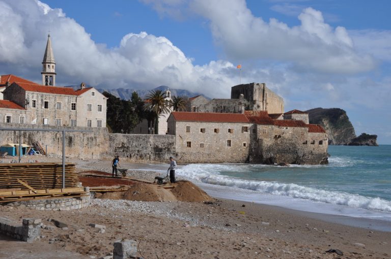 Budva – Morsko dobro izdalo nalog za čišćenje plaža, zbog otpada koje je izbacilo jugo