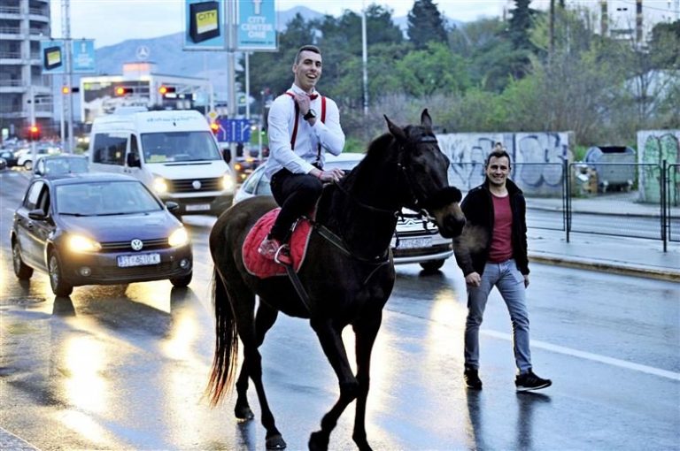 Splitski učenik na maturalnu večer dojahao na svojoj kobili!