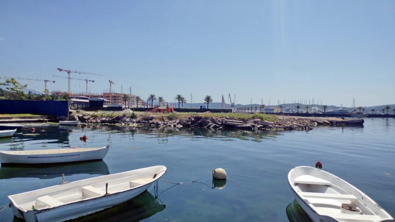 Portu helipad na obali, Luštici granični prelaz