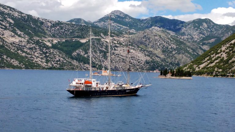 Malteški jedrenjak, mini-kruzer „Running on Waves“ stigao u Boku