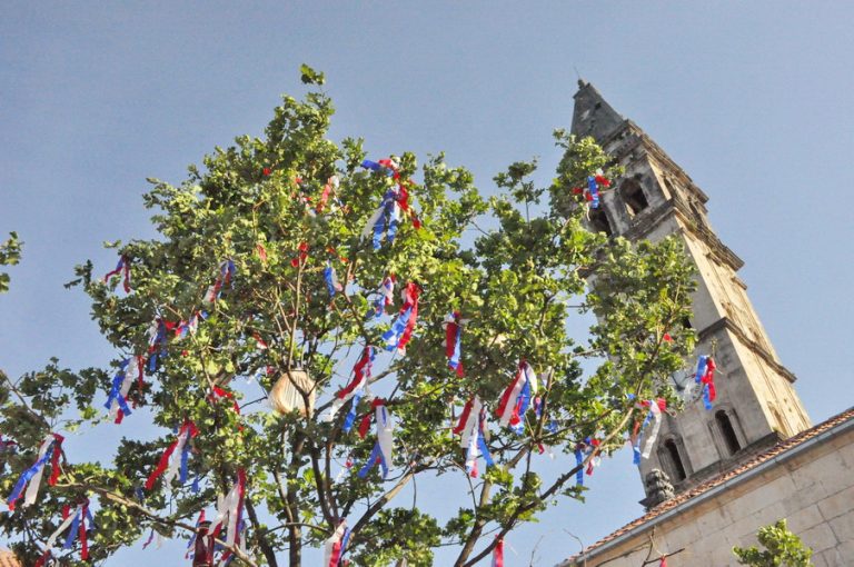 Peraštani tradicionalno okitili Mađ, kao znak…