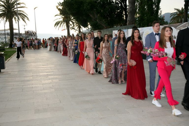 Tivatski maturanti prodefilovali gradom