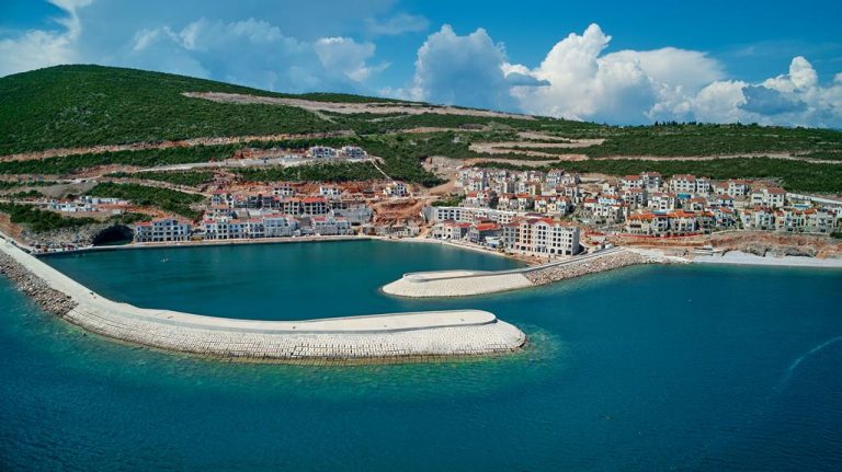Luštica goste prima 14.jula