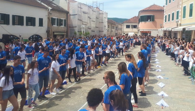 Na glavnom trgu 200 hercegnovskih maturanata plesalo sa Evropom