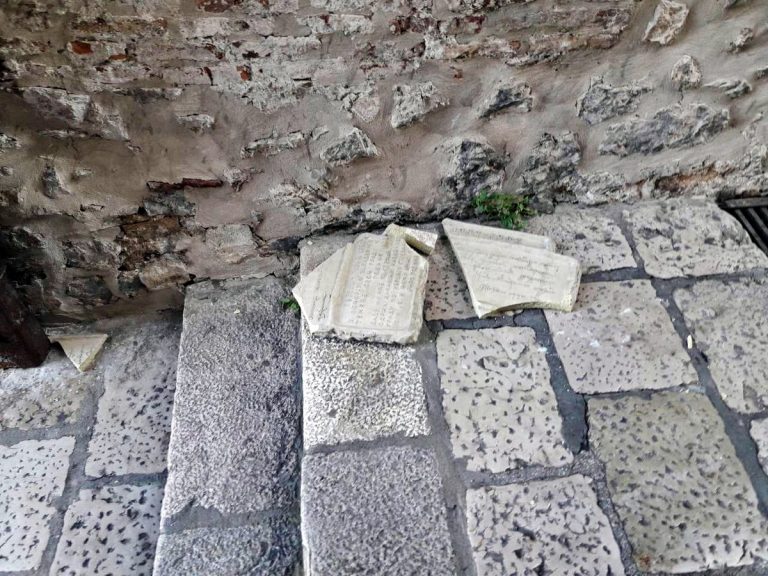 Herceg Novi: Razbijena ploča posvećna osnivaču grada Tvrtku I
