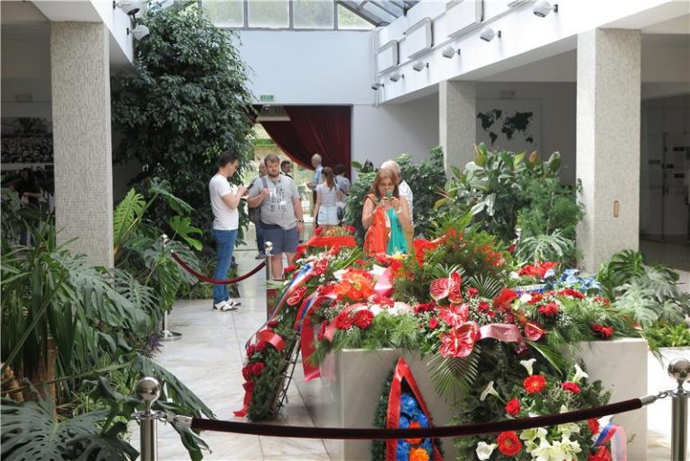Oko 2.000 ljudi iz cijele bivše Jugoslavije odalo počast Titu uz 38. obljetnicu smrti