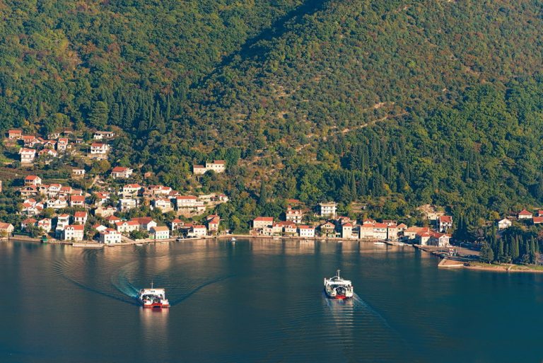 Pomorski saobraćaj: Trajekti saobraćaju na pola sata od 6 do 14 sati