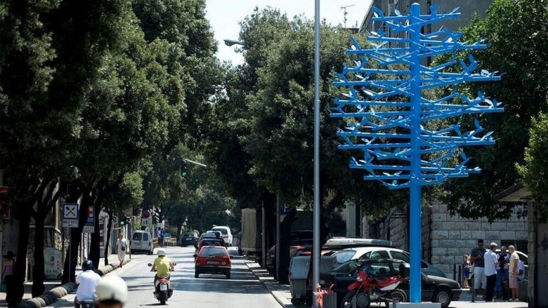 Plavo stablo Vaska Lipovca bit će postavljeno na zelenu površinu pored Doma mladih u Splitu