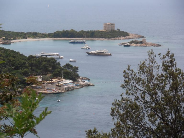 Luštica dobila sedam pješačkih staza