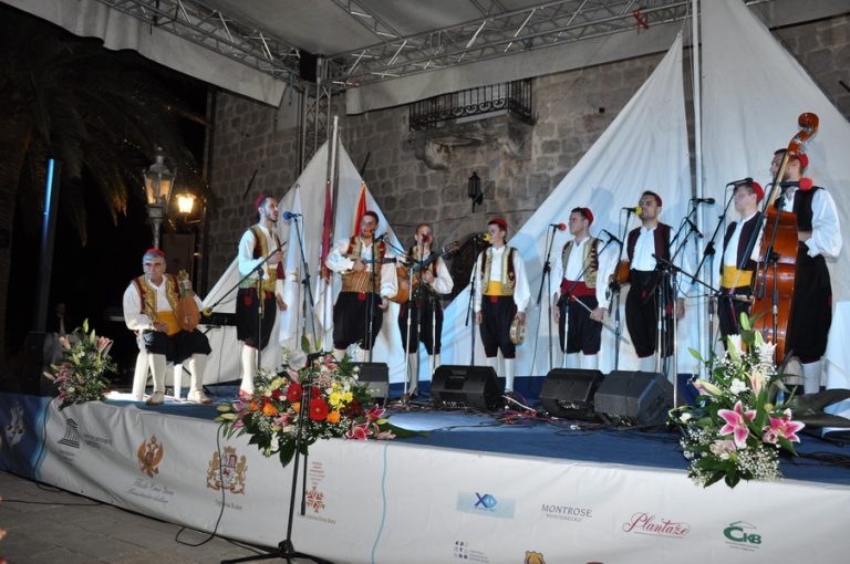 Himnom “Slava Perastu” svečano otvoren 17. Međunarodni festival klapa