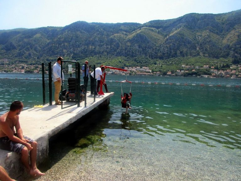 Kotor – postavljena mehanička dizalica za jednostavniji pristup moru licima sa invaliditetom