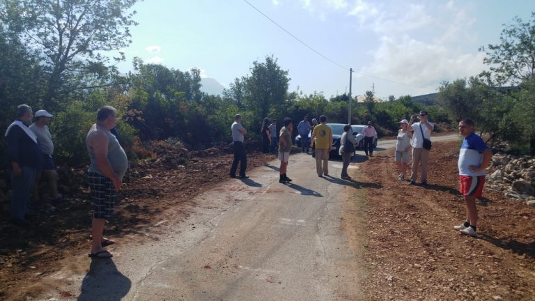 Mještani Đuraševića šire put koji ih spaja sa novom saobraćajnicom, očekuju pomoć opštine