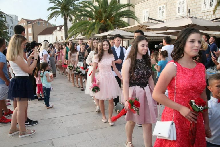 Tivat – Polumaturanti slavili malu maturu