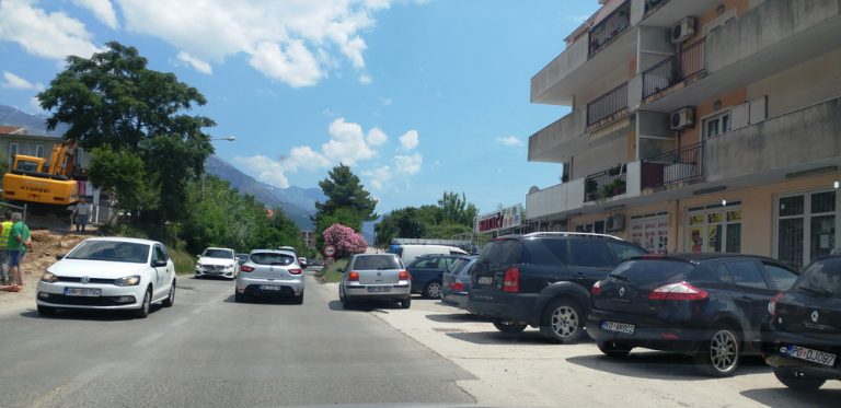 Problem žitelja naselja Bonići u Tivtu – raskrsnica na Jadranskoj magistrali pretvorena u parking