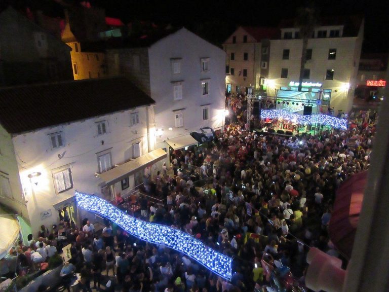 Maškarani Korčulani dočekali pola Nove godine