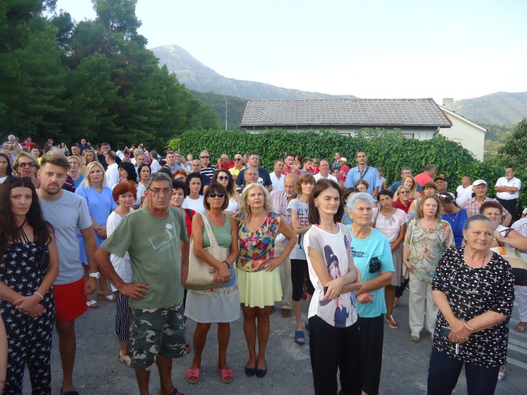 Protest građana u znak podrške zaposlenima u Bolnici Meljine