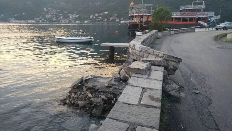 Trajekt „Teodo“ udario u obalu u Lepetanima