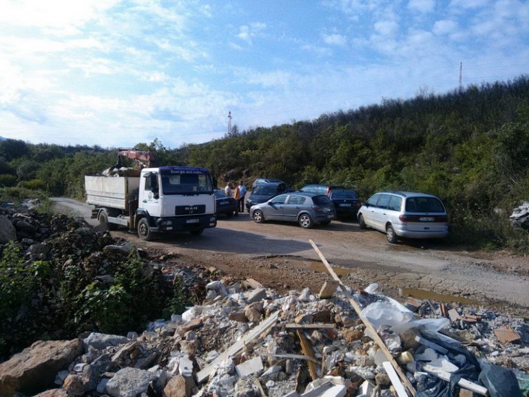 Krtoljani nastavili blokadu