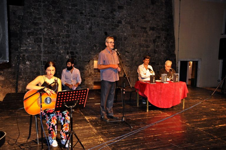 Promovisana Popadićeva zbirka poezije „Svakodnevno kada mrem“