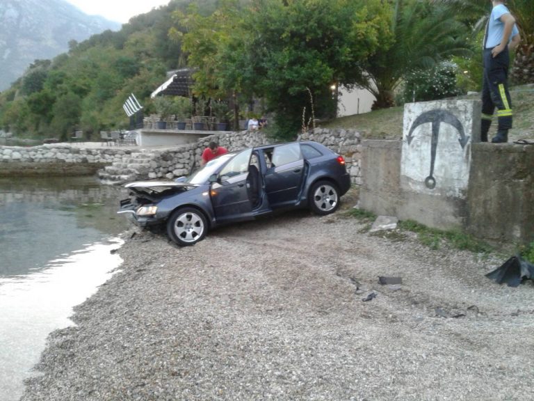 „Audijem“ sletjeli sa puta na plažu
