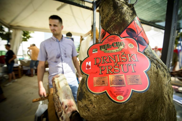 Na 5. Međunarodnom sajmu pršuta u Drnišu ocjenjivači se našli na mukama jer su svi uzorci bili vrhunski!