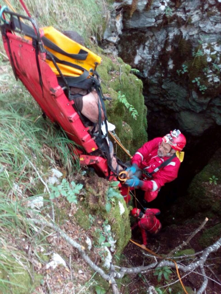 Herceg Novi: Upao u jamu duboku 50 metara, pa ga spasili vatrogasci i alpinisti