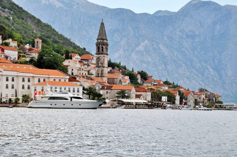 U Perastu turiste dočekuju: smeće i smrad kanalizacije
