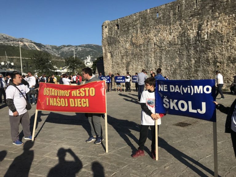 Protest Budvana protiv gradnje na Školju: “Ostavimo nešto našoj djeci”