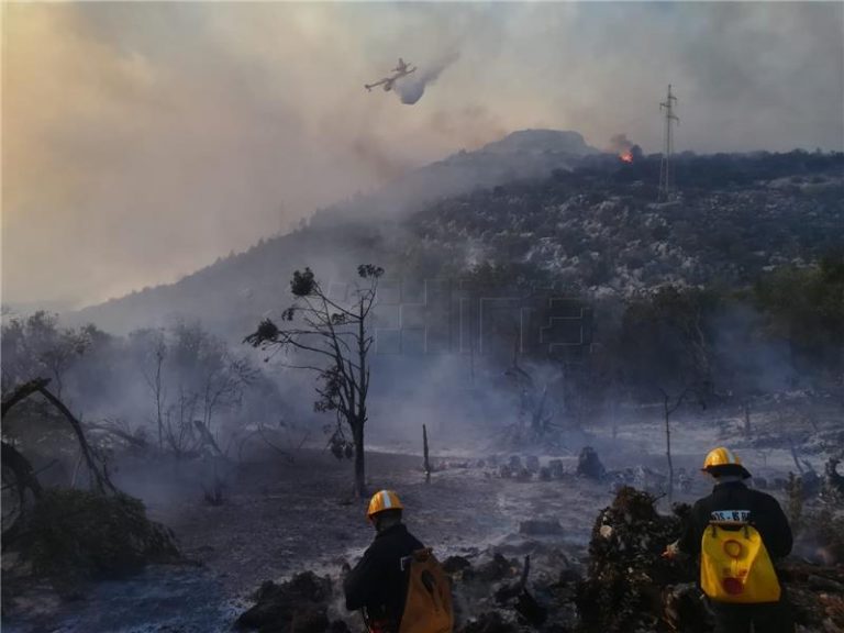 Iz vazduha i sa kopna gase požare na jugu Hrvatske