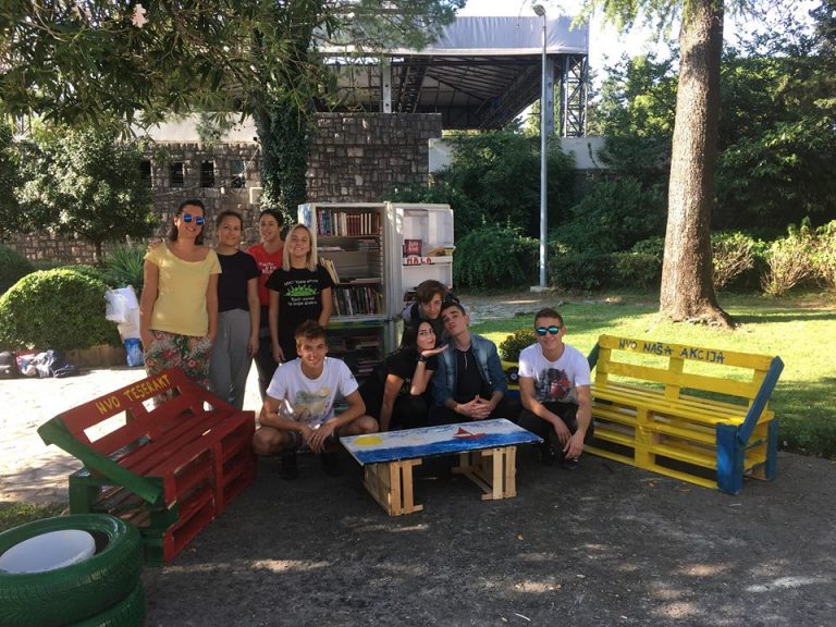 Dnevna soba i mala biblioteka na otvorenom